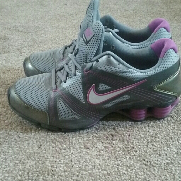 nike shock tennis shoes